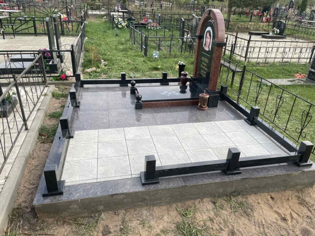 Благоустройство на кладбище с укладкой плитки